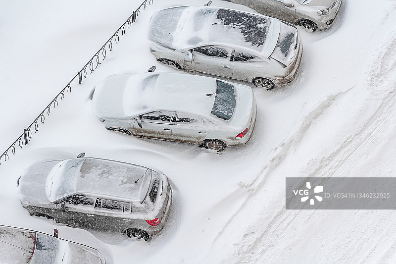 街边停车场积雪汽车俯视图图片素材