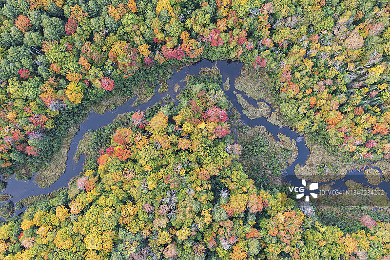 云之湖秋叶和卡普河的航拍景色图片素材