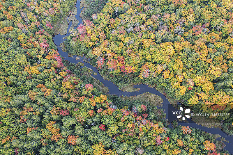 云之湖秋叶和卡普河的航拍景色图片素材