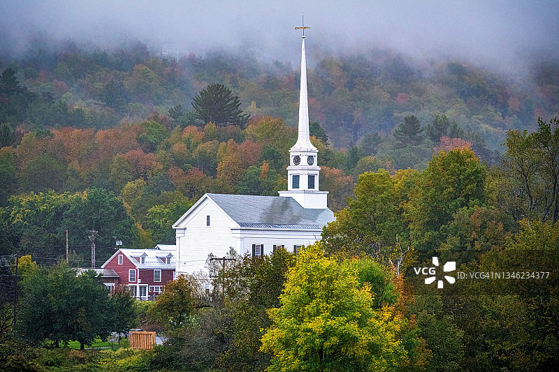 佛蒙特州斯托的雨中教堂尖顶图片素材