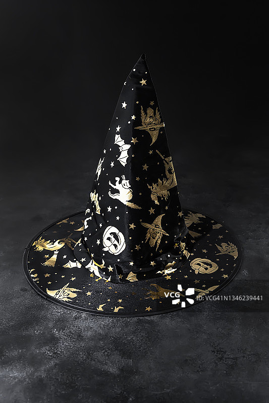 黑色背景上的万圣节女巫帽图片素材