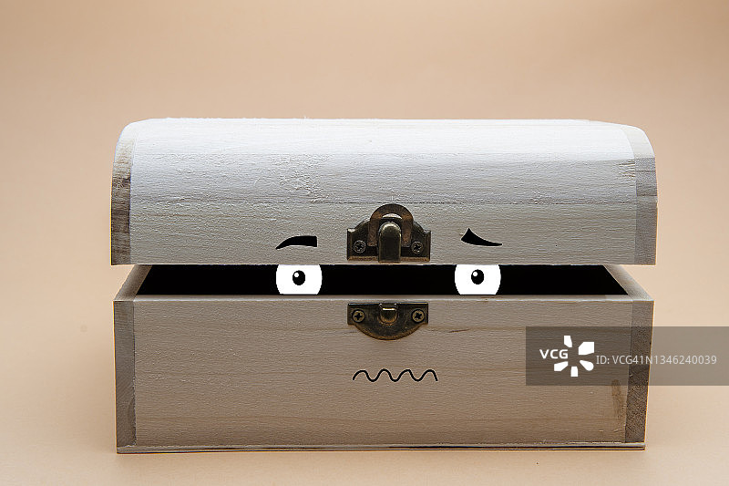 在后备箱里面感到害怕的人图片素材