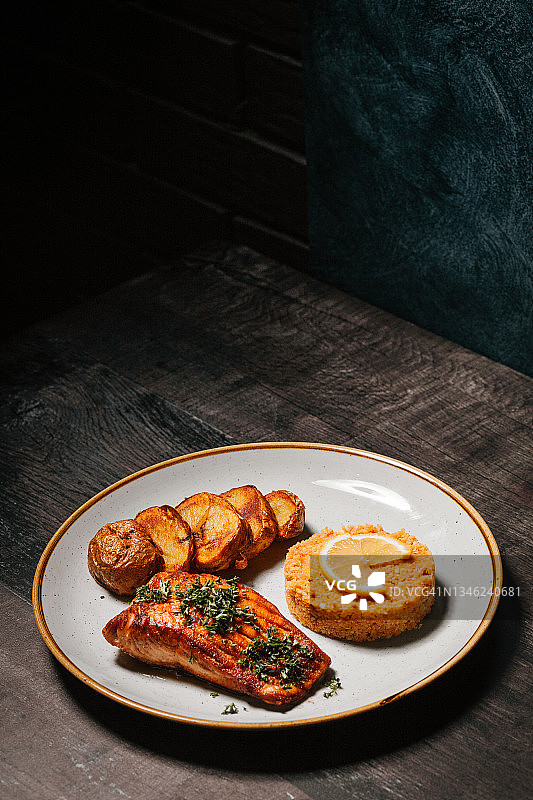 烤三文鱼配炸土豆和蔬菜图片素材