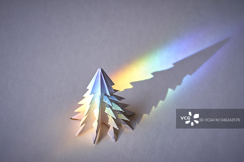 白色折纸圣诞树贺卡（圣诞新年贺卡，剪纸风格，留白）图片素材