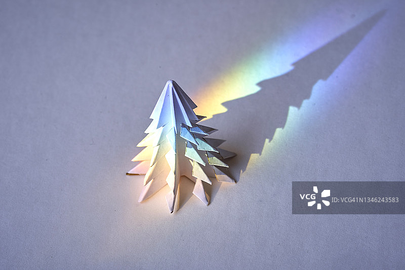 白色纸张制作的折纸圣诞树图片素材