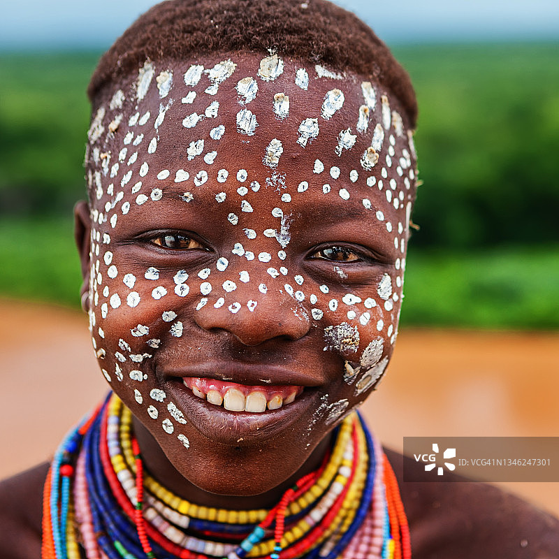 来自非洲埃塞俄比亚卡罗部落的年轻女子肖像图片素材