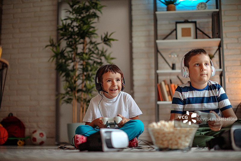 孩子们玩电子游戏图片素材