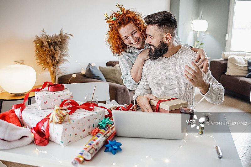 与爱人在家享受假期图片素材