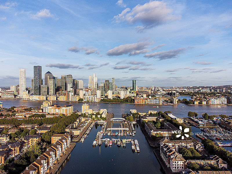 高角度拍摄的伦敦罗瑟希德格陵兰码头和南码头图片素材