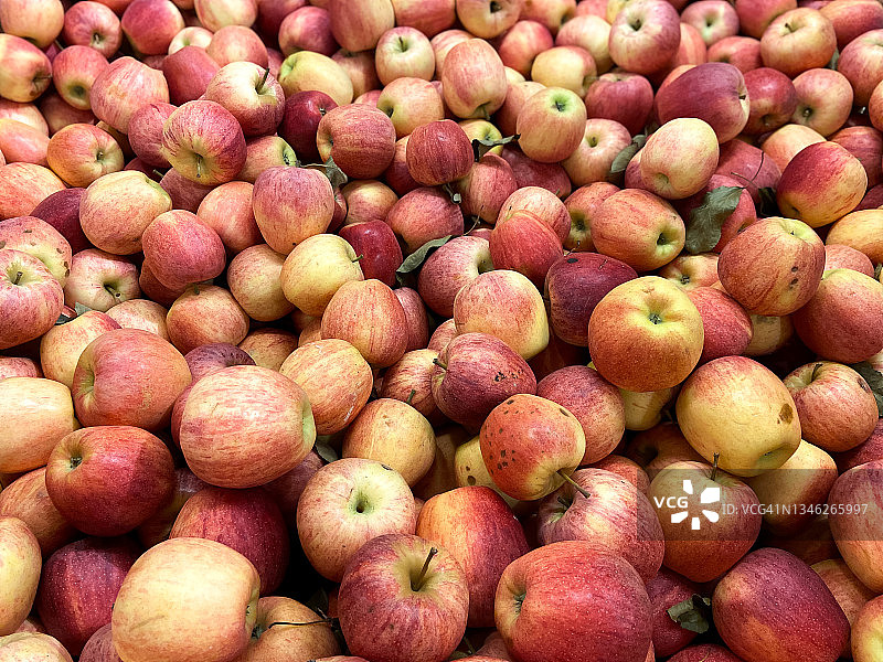 新鲜苹果堆特写图片素材