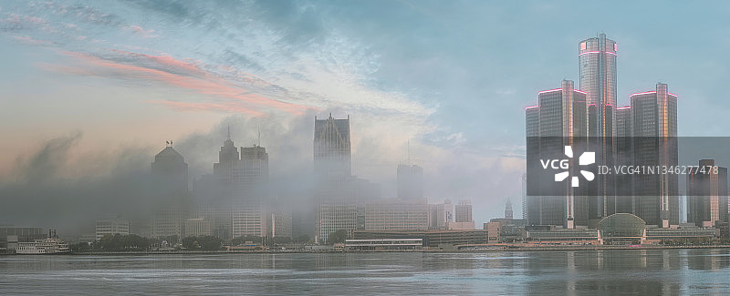 底特律、密歇根州-黎明时分雾蒙蒙的天际线图片素材