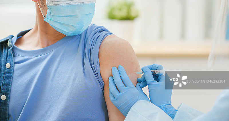 男人注射疫苗图片素材
