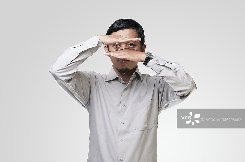 年轻男士用手势表达图片素材