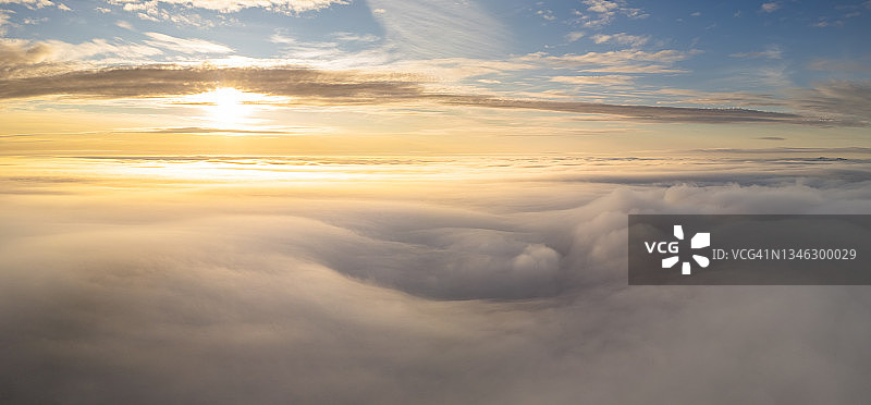 法罗群岛日落时分的云层航拍图片素材