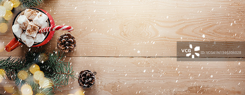 圣诞节banner，含棉花糖热巧克力、木制雪花和圣诞树枝图片素材