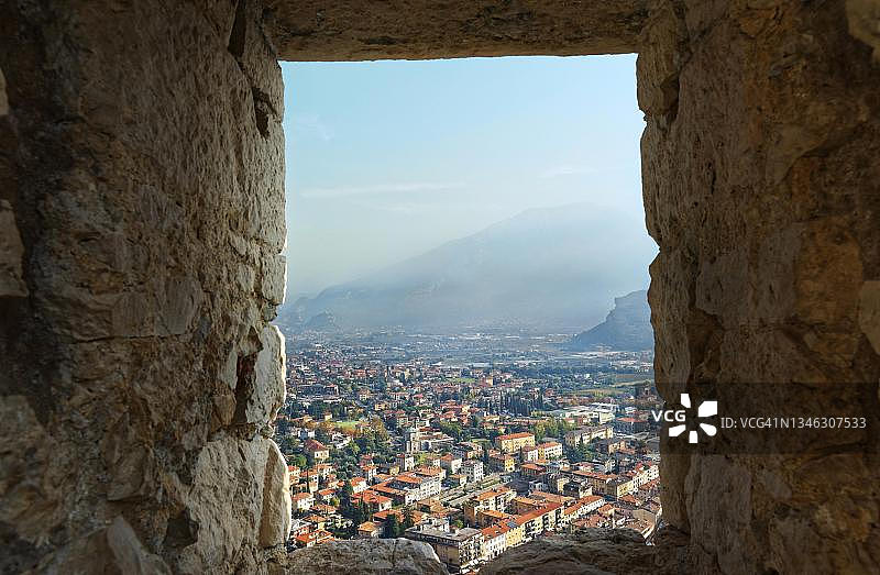 意大利加尔达湖，从里瓦德尔加尔达的托雷迪瓜迪亚看到的景色图片素材