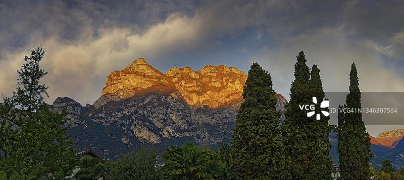 意大利特伦托加尔达湖里瓦镇奇纳山脉的日落图片素材