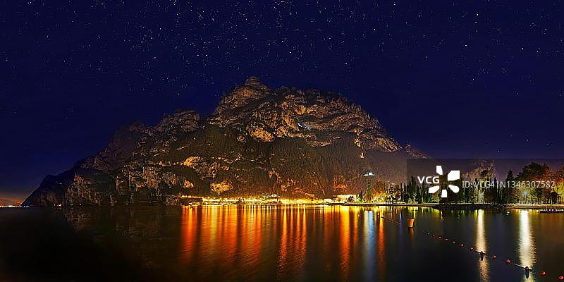 加尔达湖里瓦夜景：贾科莫·马罗尼观景点星空，意大利特伦托图片素材