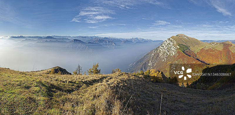 加尔达湖北部晨雾：纳戈峰、巴尔多山、马尔切西内，意大利维罗纳图片素材