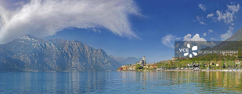 马尔切西内历史悠久的沿海城镇与斯卡利杰罗城堡，意大利维罗纳加尔达湖东部图片素材