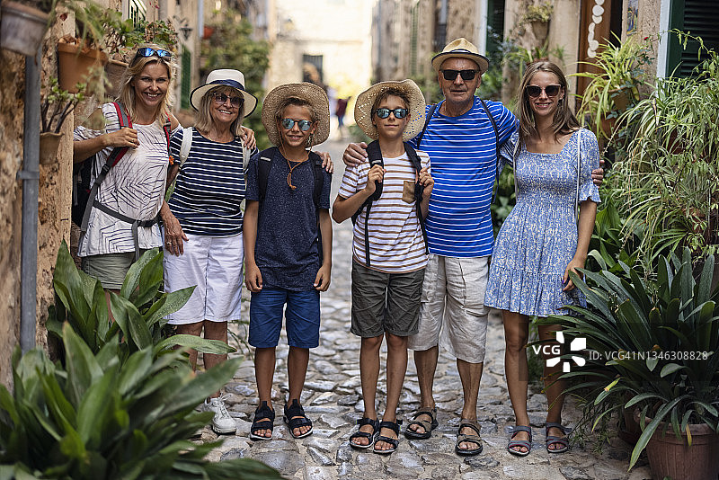 多代同堂家庭在西班牙马略卡岛瓦尔德莫萨镇观光图片素材