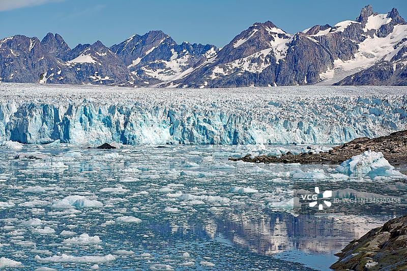 格陵兰岛东部塔西拉克附近的峡湾冰川和狂野山景图片素材