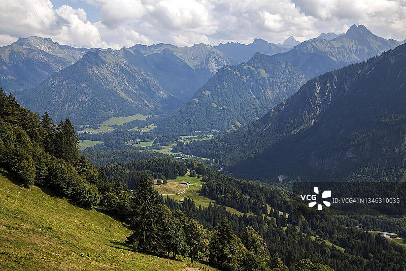 德国巴伐利亚阿尔高阿尔卑斯山徒步视角图片素材