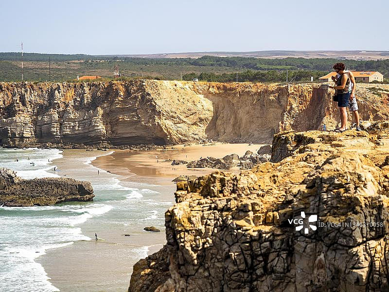 葡萄牙阿尔加维萨格里什托内尔海滩附近的悬崖图片素材