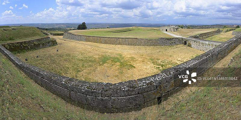 葡萄牙贝拉布兰卡城堡区，埃什特雷拉山周围的历史村庄阿尔梅达，圣安东尼拉维林图片素材
