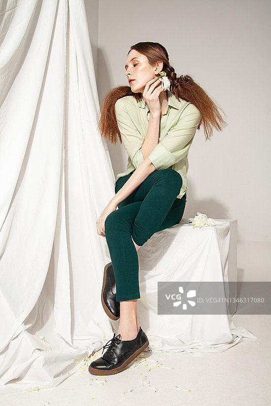 穿着时尚休闲服装的年轻女人图片素材