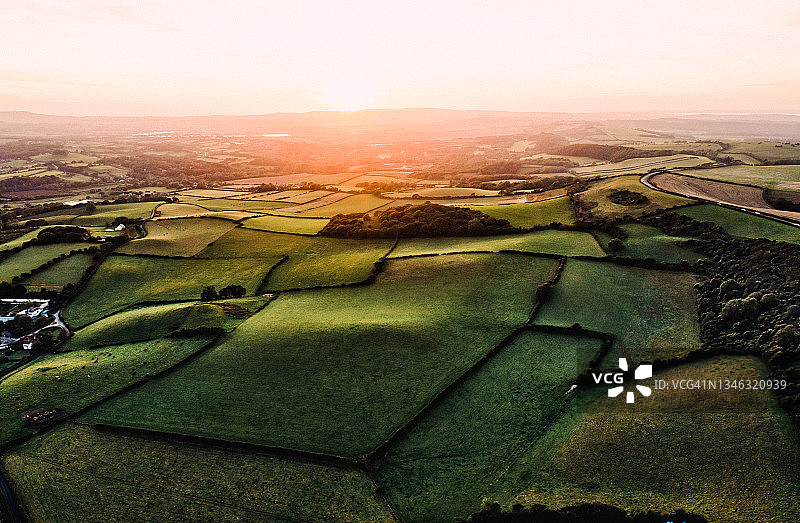 怀特岛布雷丁丘日落航拍图图片素材