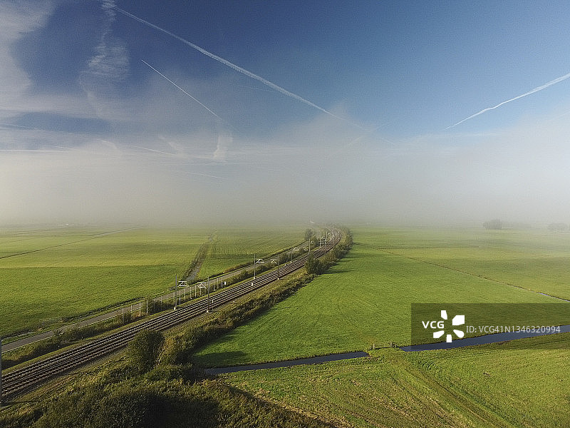 从高处俯瞰坎彭附近的艾瑟尔河三角洲的旧须德海堤防图片素材