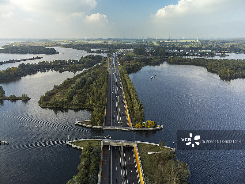 在费吕沃湖费吕沃默水道上航行的船只图片素材