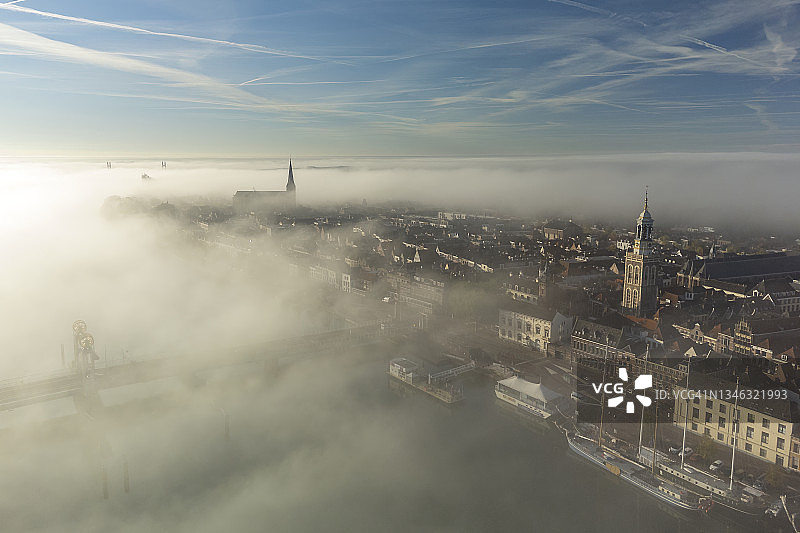 雾蒙蒙的日出时分，艾瑟尔河畔的坎彭城市景观图片素材
