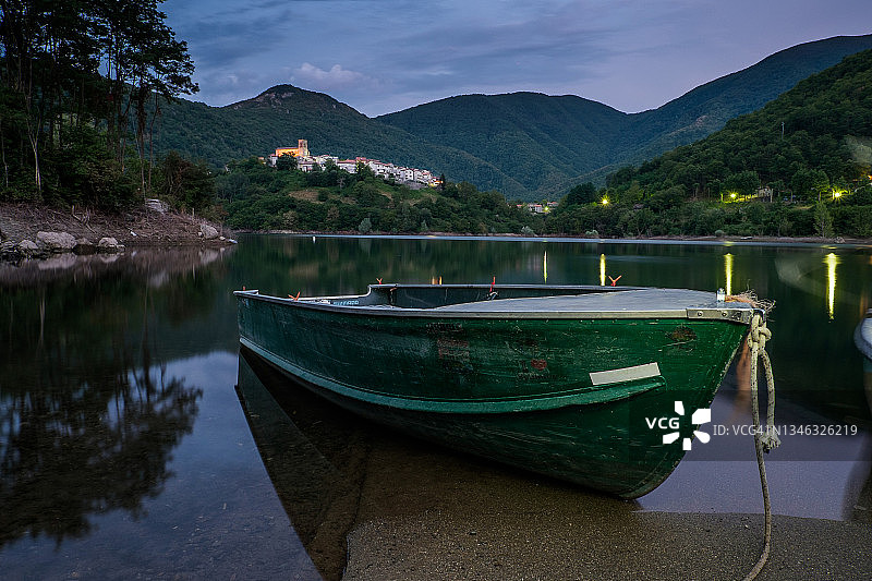 意大利托斯卡纳瓦利湖畔瓦利迪索托村图片素材