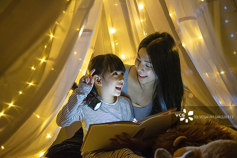 母亲在家给女儿讲童话故事图片素材