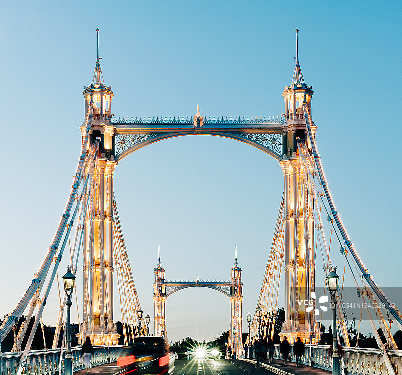 伦敦阿尔伯特桥上交通的黄昏景色 - 摄影素材图片素材