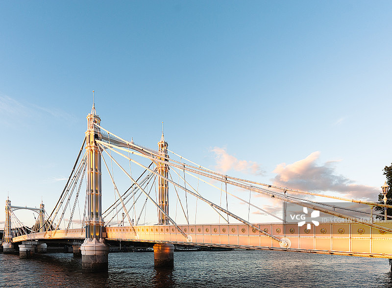 伦敦阿尔伯特桥的日落景观图片素材