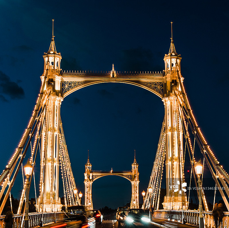 伦敦阿尔伯特桥夜间交通图片素材