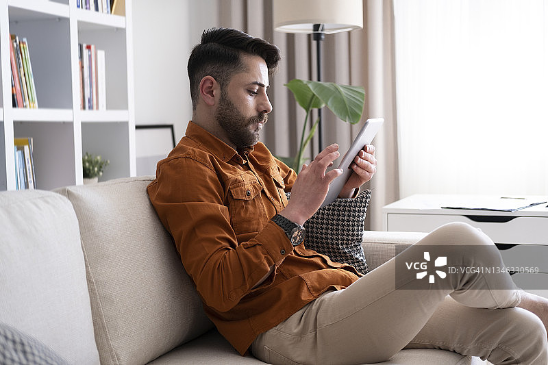 男子使用数字平板电脑图片素材