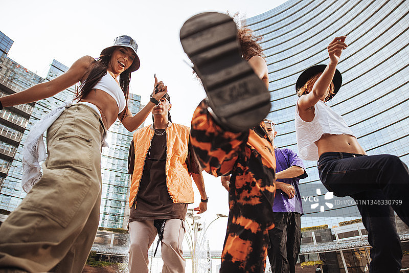 都市舞蹈生活方式：年轻表演者在市中心跳说唱音乐图片素材