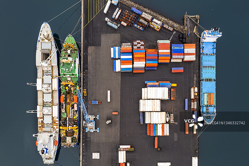 商业港口、货船和集装箱鸟瞰。托尔斯港，法罗群岛图片素材