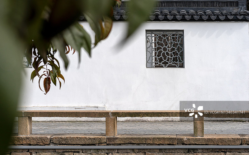 苏州建筑的白色墙面上的窗户图片素材