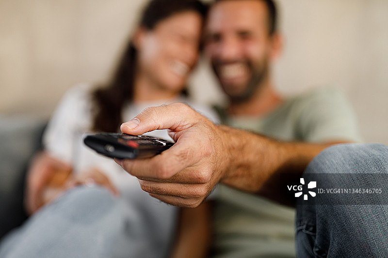 情侣看电视特写图片素材