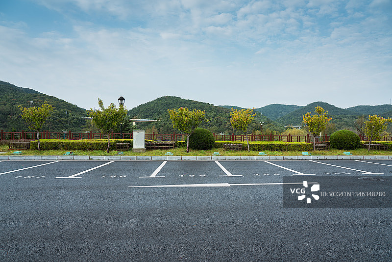 山间停车场图片素材