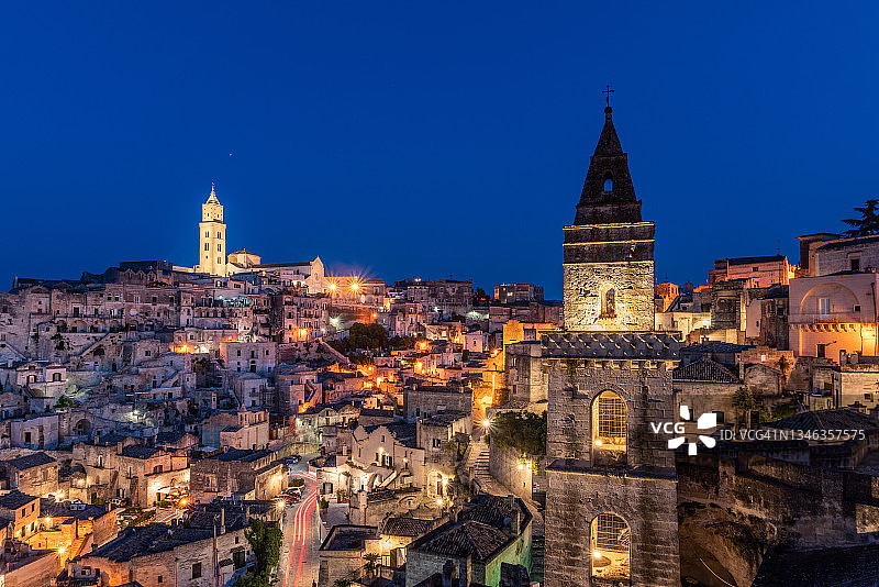 意大利南部巴西利卡塔马泰拉石夜景图片素材