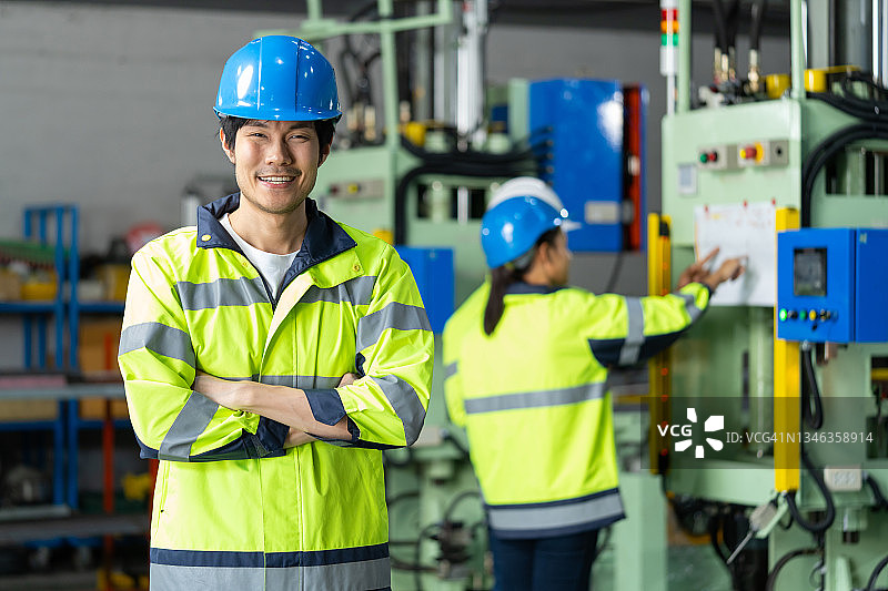 工厂里的男工人在工作，工业工程师在制造业中的人像照片图片素材