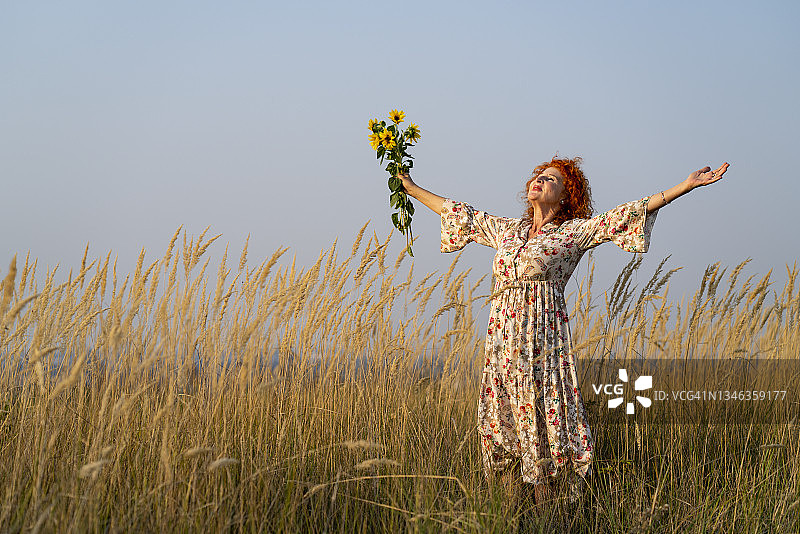 年长的红发女子呼吸新鲜空气图片素材