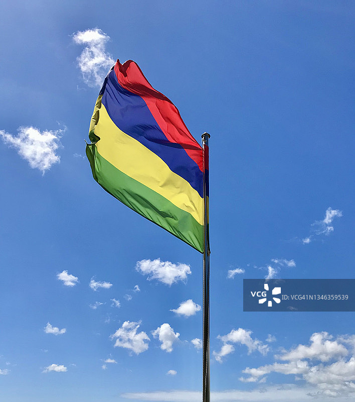 蓝天下的毛里求斯国旗图片素材