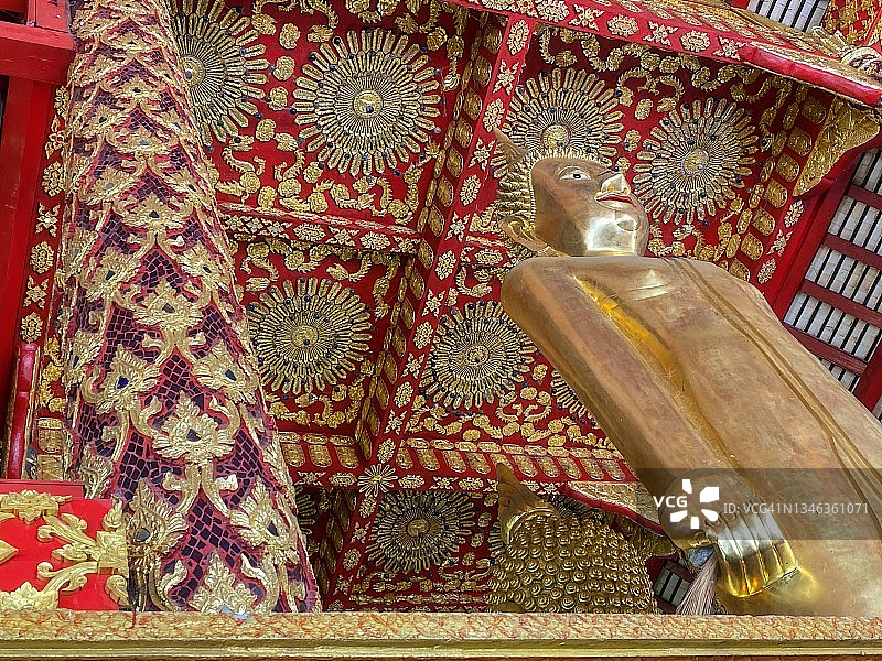素攀董寺大殿里金色佛像之美图片素材
